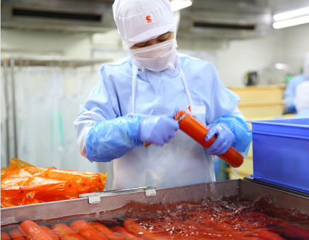 フィルムを取り除き作業 写真